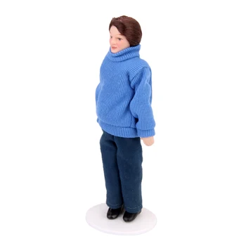 1:12 Викторианската Порцеланова Кукла Куклена Къща Миниатюрна Фигурка на Мъж в син пуловер